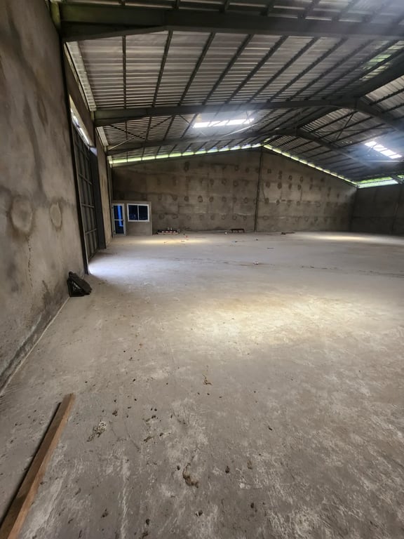 Entrepôt 1250 m² zone portuaire Bonanjo, 3,75M FCFA
