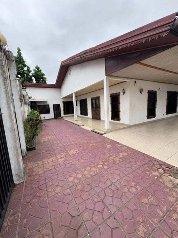 Villa 04 chambres - Bonapriso | 1 200 000FCFA