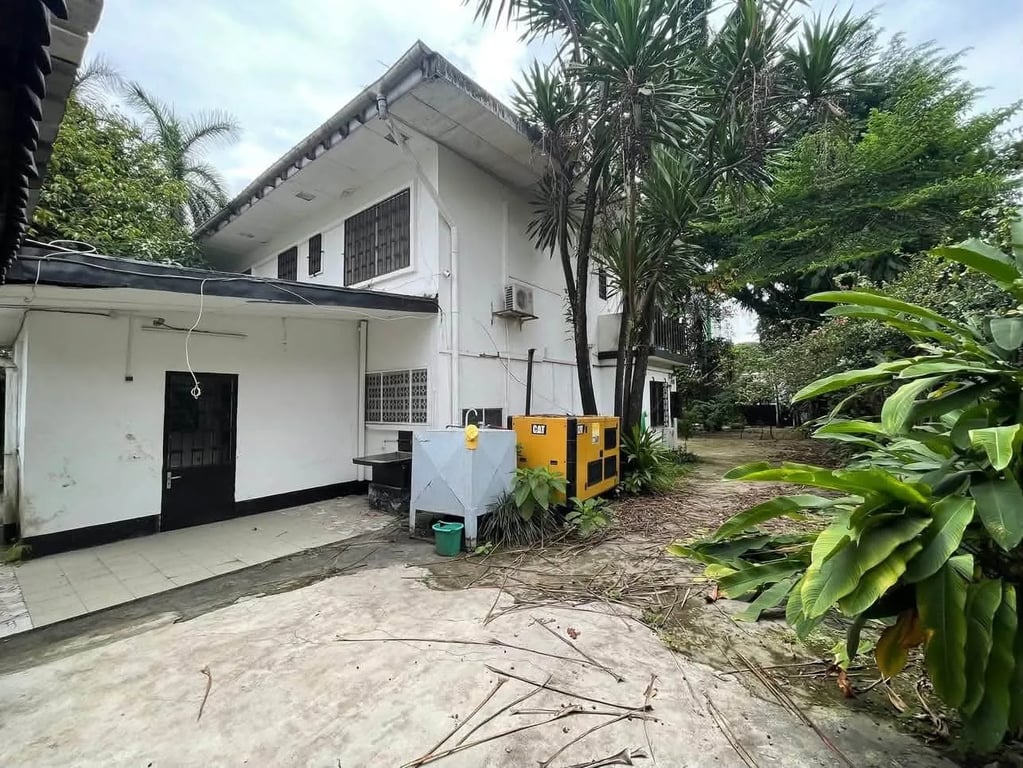 Grande propriété en location à Bonapriso - Prix revu à la baisse
