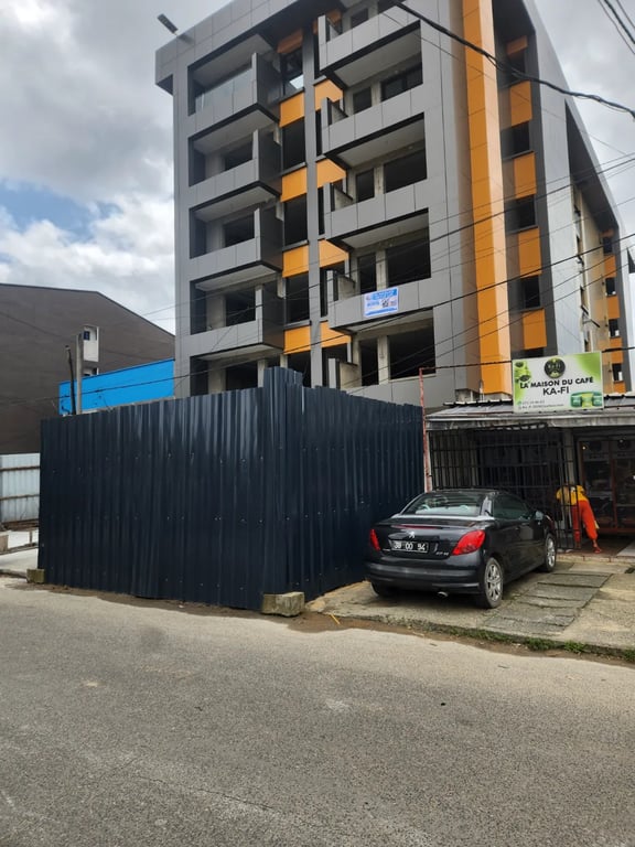 Building à louer à Bonapriso, près Ex BGFI