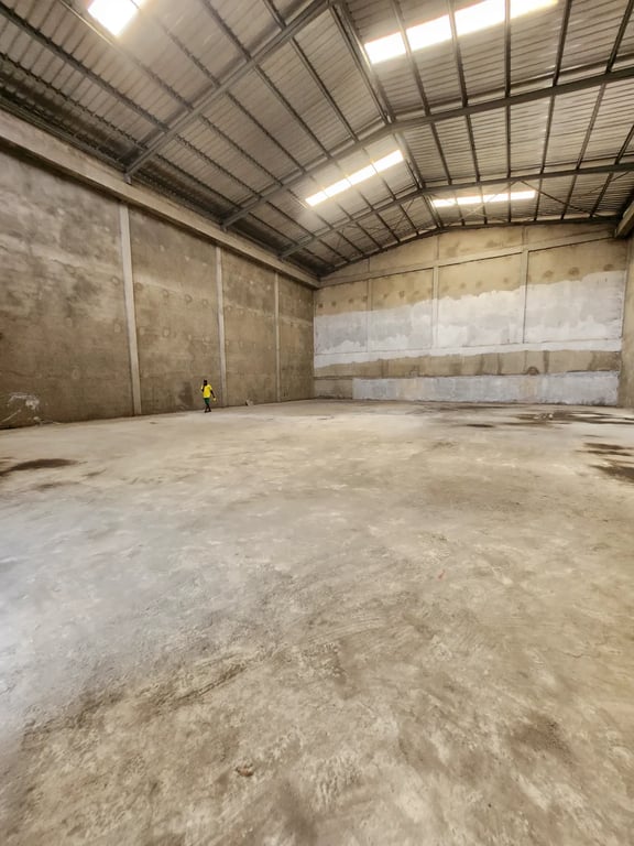 Entrepôt 1200 m² à Yassa près de Tradex - 3M FCFA