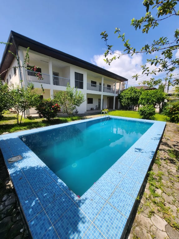 Grande villa avec piscine à louer à Bonapriso