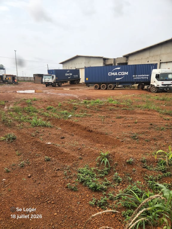 Site industriel avec 1200 m² d' entrepôts et 2000 m² de cour, après pont Dibamba - 4,5M FCFA
