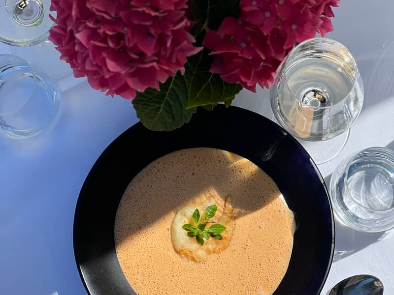 Hummerschaumsuppe mit Tempura-Hummer und Basilikumöl