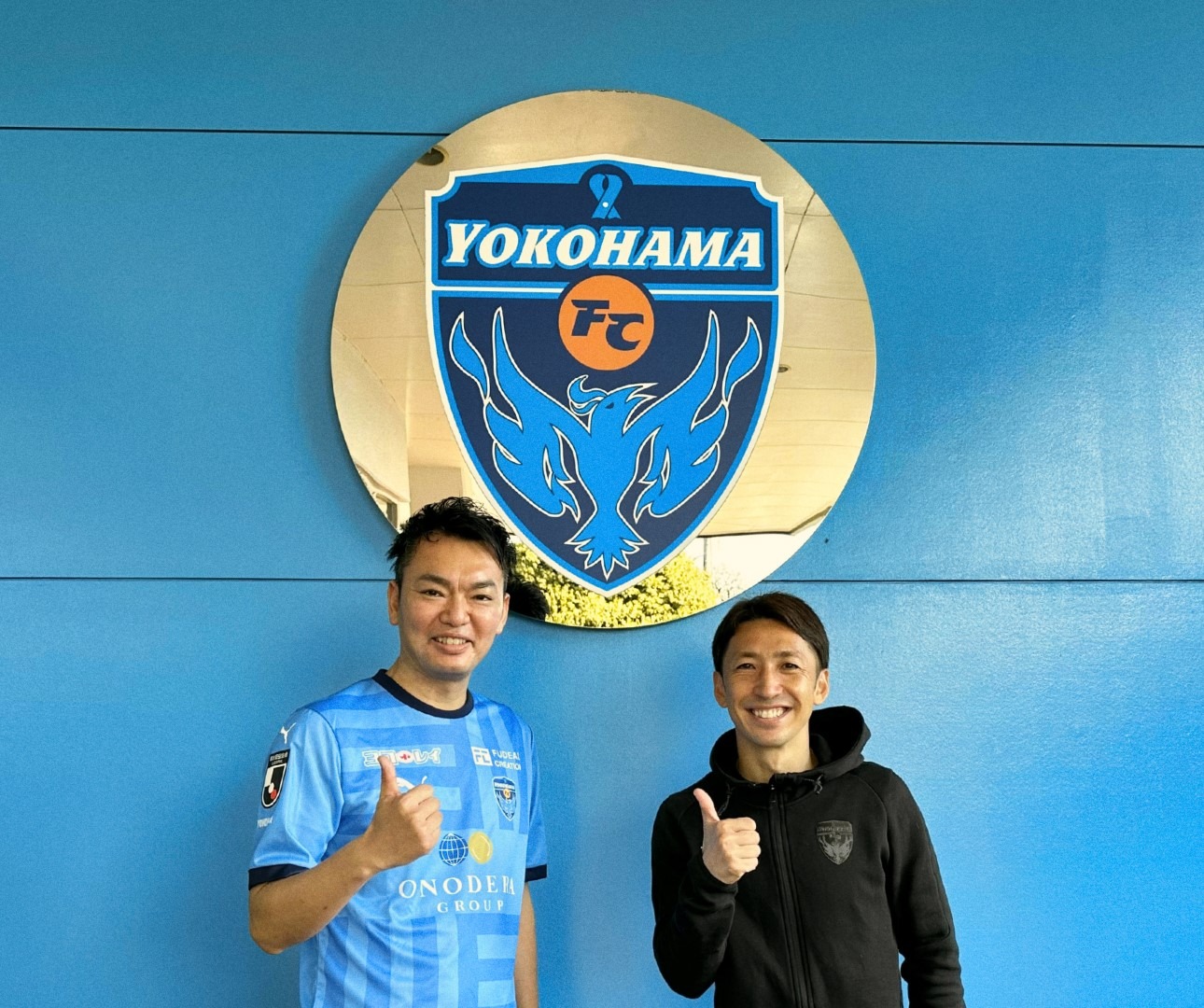 左から、コードミー 代取締役社⻑ 太⽥賢司、横浜FC C.R.O（Club Relations Officer）内⽥智也