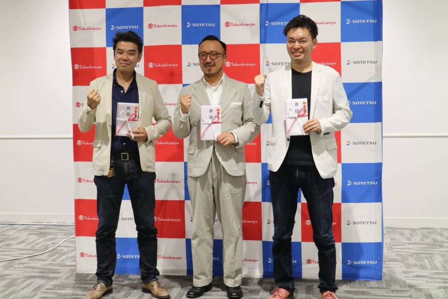 Photo of CODE Meee receiving an award at the Sotetsu x Takashimaya Acceleration Program