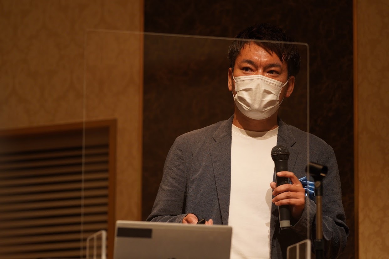 Photo of our representative, Kenji, at the East-West Science Park DAY