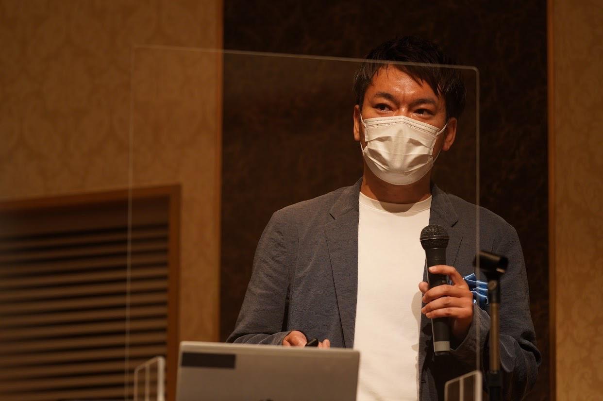 Photo of our representative, Kenji, at the East-West Science Park DAY