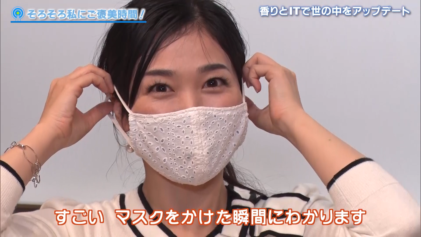 The scene of wearing the mask