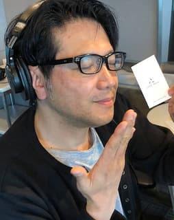 コードミーの香りを楽しむ別所哲也さんの写真