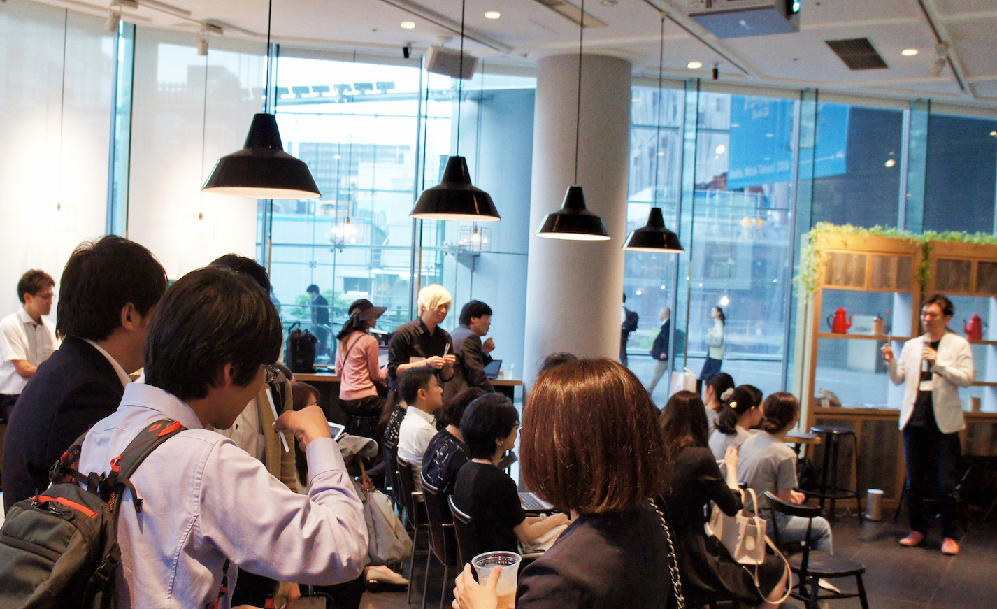 太田が香りのセッションをしている写真