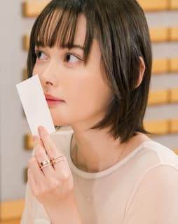コードミーの香りを楽しむ玉城ティナさんの写真