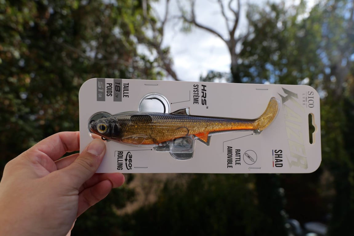 Sico Lure Kaizer Shad 14 cm dans son emballage, photographié en extérieur