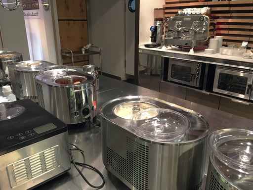 Montones de helados terminados en las distintas máquinas de helados. En el extremo izquierdo de la imagen puede verse la máquina de helados Unold.