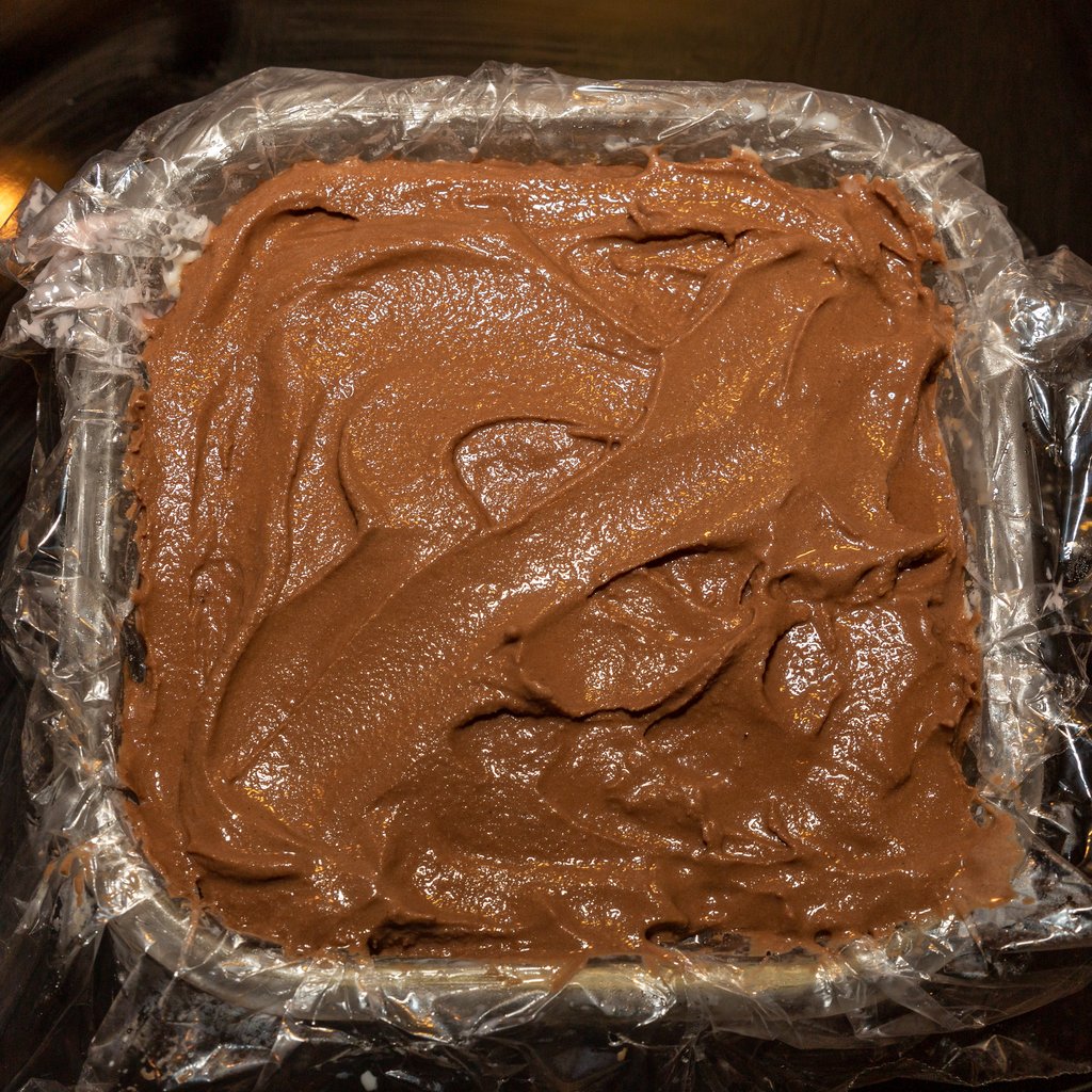 La última capa es el helado de chocolate en el molde cuadrado. A continuación, dejar congelar durante aprox. 2 horas.