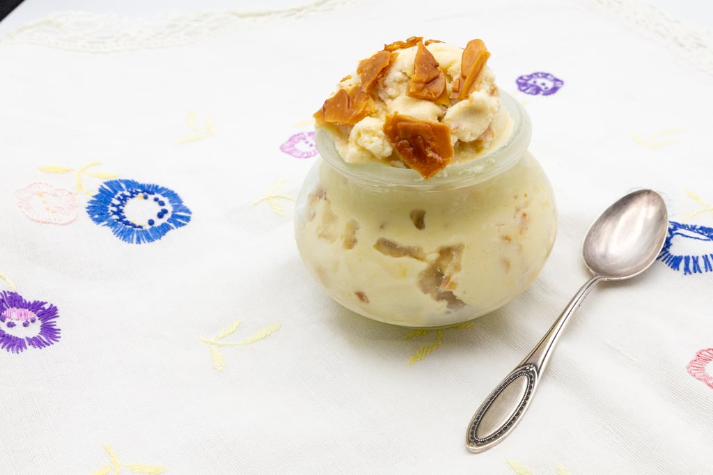 El helado de aguijón de abeja tiene el mismo sabor que el pastel del mismo nombre y se sirve con crocante de almendra.