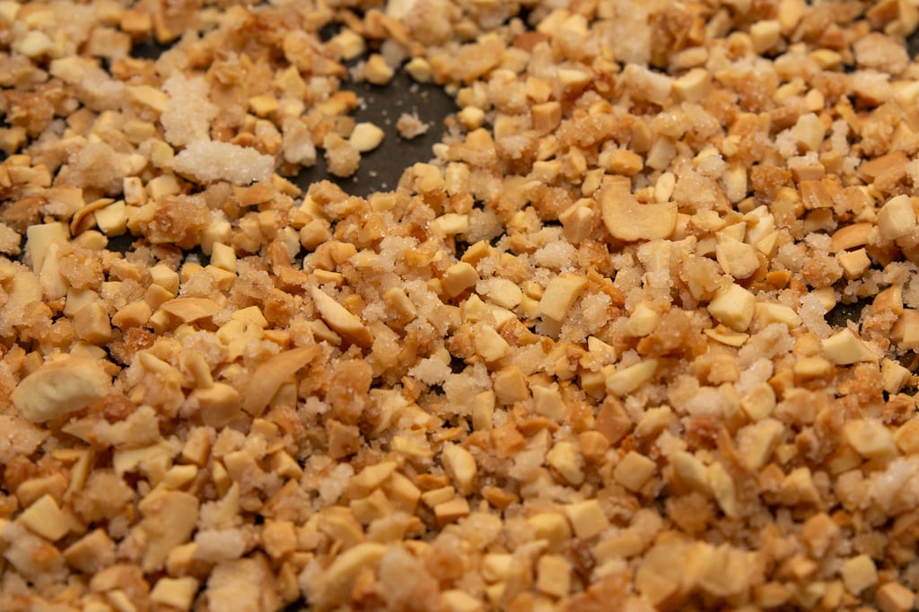 The brittle is ready: the nuts have taken on a nice brown colour and are coated with caramel