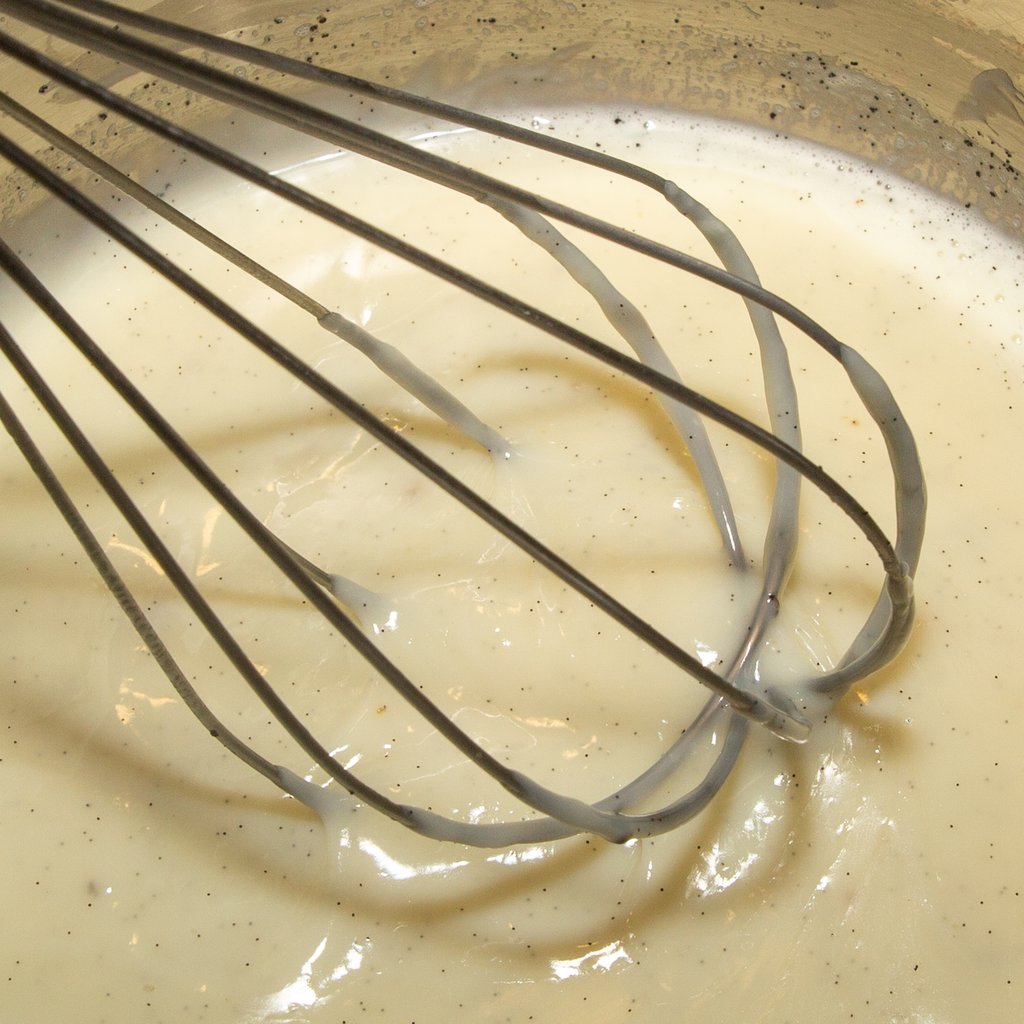 Die Vanille-Sauce dickt durch das Erhitzen sehr schnell ein.