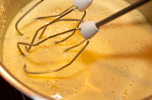 Batir la mezcla de huevos enfriada con una batidora de mano hasta que quede cremosa.
