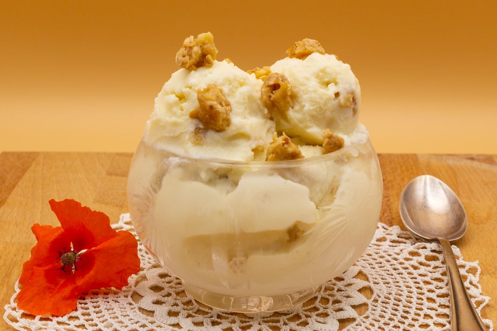 Homemade walnut ice cream with caramelized walnuts. What could be better?