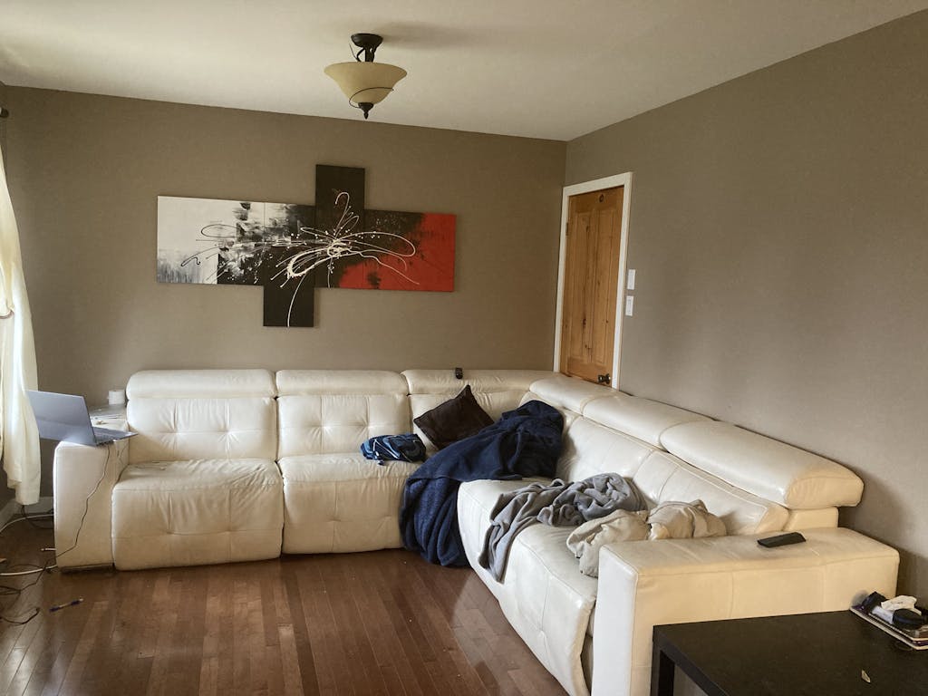 комната с диваном до