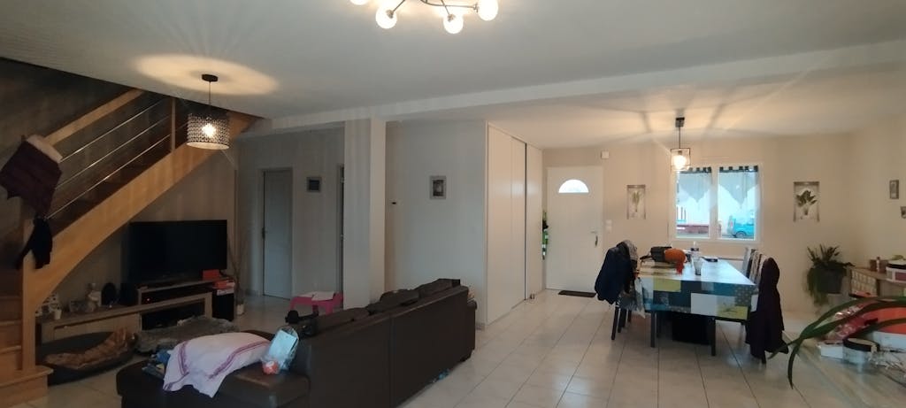 спальня с одеждой до