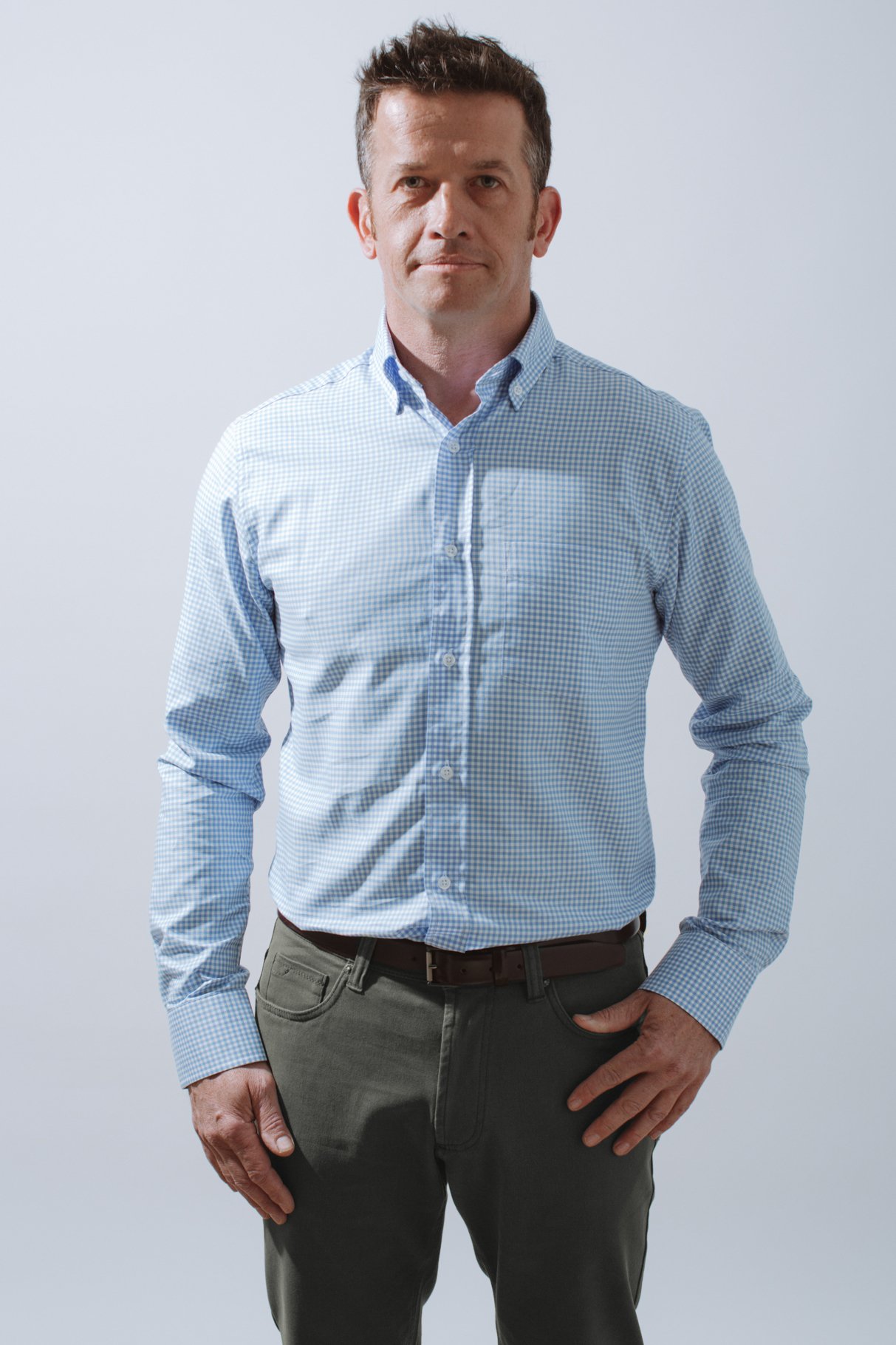 A pairing that belongs together: olive linen tailoring and blue gingham, designed for longevity and understated polish.