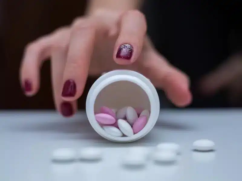 De auteurs van de studie concludeerden: Magnesium blijkt effectief voor milde tot matige depressieve klachten bij volwassenen. Het werkt snel en wordt goed verdragen zonder de noodzaak van nauwgezette monitoring in verband met toxiciteit. De vele toepassingen van magnesium De rol van magnesium gaat verder dan het verlichten van depressieve klachten. Magnesium speelt een centrale rol in de energieproductie en wordt gevonden in 300 enzymen in het menselijk lichaam. Magnesium is als co-factor nodig bij de productie van endorfine, dopamine en serotonine, allerlei stofjes in je hersenen die een positief effect op je gestel hebben. Je kunt stellen dat magnesium de motor van ons lichaam aandrijft. Doordat de voedingsbodem in Nederland enorm is uitgeput krijgen we te weinig magnesium binnen via het voedsel dat we consumeren. Groenten en fruit kunnen magnesium namelijk enkel opnemen als die van nature in de voedingsbodem aanwezig is. Het resultaat hiervan is dat minimaal 70% van alle Nederlanders aan een tekort aan magnesium lijdt. Hier lees je welke oorzaken er nog meer in Nederland voorkomen. Voeding en supplementen, bronnen van magnesium De meest natuurlijke bron van magnesium is afkomstig uit plantaardig voedsel. Een manier om magnesium houdend voedsel te identificeren is door de groene kleurstof in bijvoorbeeld bladgroenten. De groene kleur is het biologische pigment in de bladcellen en geeft aan dat het gaat om chlorofylrijk voedsel. Dit is de stof waarmee planten, zonne-energie opvangen en omzetten in metabole energie. In de kern van het chlorofylmolecuul bevindt zich een ion magnesium. Zonder magnesium zouden planten in feite de lichtenergie van de zon niet kunnen gebruiken. Dus ook voor planten geldt dat magnesium de drijvende kracht is. Hier lees je de 10 magnesium rijke voedingsstoffen die we dagelijks kunnen eten. Magnesium in voeding wordt altijd beter opgenomen dan magnesiumsupplementen. Het is tegenwoordig echter lastig om magnesium voldoende aan te vullen door enkel magnesiumrijk voedsel te eten. Om magnesium voldoende aan te vullen zijn er verschillende vormen van supplementen beschikbaar. Magnesiumsupplementen zoals magnesiumoxide zijn verkrijgbaar in tabletvorm en worden voor meer dan 95% afgebroken in de darmen waardoor het enkel de ontlasting zachter maakt en er een laxerende werking optreedt. Dit is een goede optie bij klachten zoals obstipatie en Niet om je lichaam te voeden met magnesium. Magnesium citraat heeft al een betere vorm van opname die rond de 30% ligt, maar zal nimmer het tekort in het lichaam aanvullen. Gebruik daarom bij depressieve klachten magnesium middels de huid! Een significant betere opname met een resultaat waar je weer blij van kan worden. We hebben het ontspanningpakket M en Large samengesteld zodat je het morgen al kan uitproberen. Ben je al overtuigd is het Large pakket een goede deal met mogelijk groot resultaat! Het gebruiksadvies is dan ook om beide producten een periode van 3 maanden samen te gebruiken om erachter te komen of extra magnesiumopname ook voor jou een prettige ervaring kan zijn. Wekelijks 2 keer een voetbad te nemen met warm water (37’C) op drie liter water met 2 deksels magnesium kristallen erin (125gr) kun je in 20 á 30 minuten veel van dit mineraal opnemen. Dagelijks het aanbrengen van 5 tot 15 sprays magnesiumolie op goede opneembare plekken van de huid zoals, buik, voeten, oksels, armen en benen kun je in een korte tijd je magnesiumpijl opkrikken en meer ontspanning in het lichaam ervaren. magneisum
