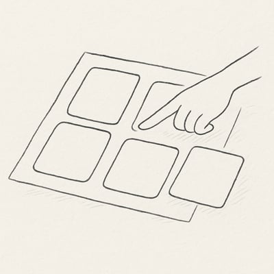 Vier leere Karten auf einem Tisch, eine Karte vorne, zwei leicht zur Seite geschoben; eine Hand deutet gelassen auf die Priorität.