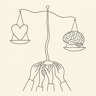 Handgezeichnete Waage mit Herz und Gehirn, von mehreren Teamhänden gehalten – symbolisiert Balance aus Expertise und Empathie für Leistung.