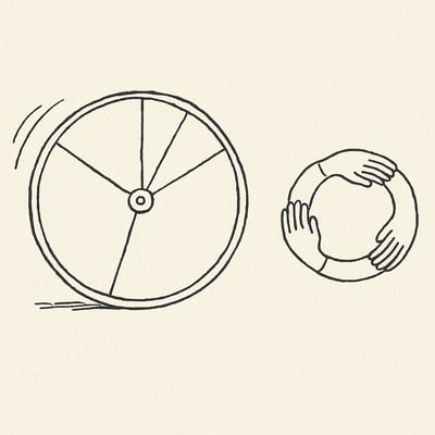 Ein skizziertes Zufallsrad neben zusammenliegenden Händen; Drehbewegung steht für faire Beteiligung und entlastete Entscheidungen im Team.