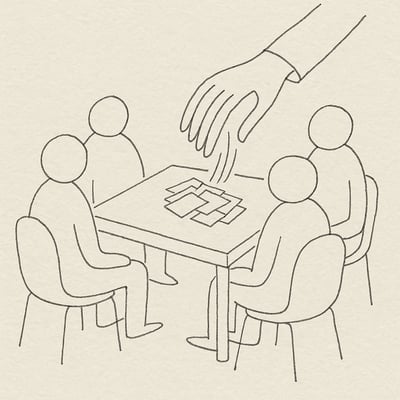 Kreis aus Gesichtern, eine Hand mischt Karten; deutet Zufallswahl, Fairness und Entlastung bei Alltagsentscheidungen im Team an.