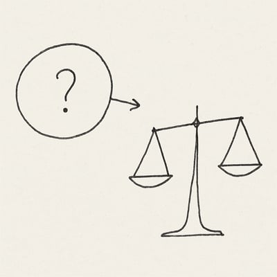 Ein handgezeichneter Kreis mit Pfeil zeigt auf ein Fragezeichen; eine kleine Waage daneben symbolisiert Fairness und entlastete Wahl im Team.