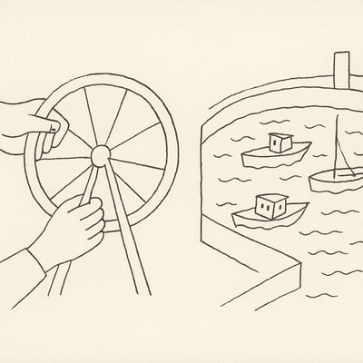 Zwei Hände drehen ein schlichtes Rad; kleine Boote im Hafen daneben vermitteln Ruhe, Sicherheit und einen sanften, spielerischen Einstieg.