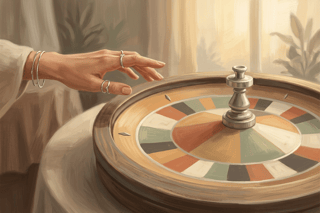 Una sola mano frente a una ruleta minimalista que gira suave, simbolizando alivio y claridad al decidir cuando las opciones son muchas pero equivalentes.