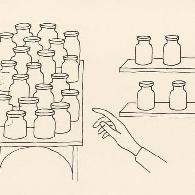 Due scaffali di vasetti: uno stracolmo e uno essenziale; una mano esita tra caos e semplicità, evocando il paradosso della scelta e il bisogno di misura.