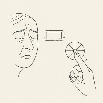 Müdes Gesicht neben leerem Akku; eine Hand tippt ein Zufallsrad an. Der Moment zeigt Entlastung, wenn Wahl an ein neutrales Verfahren abgegeben wird.