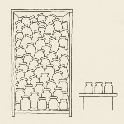 Une étagère surchargée de pots fait face à une petite rangée de quelques pots, représentant l'attrait de l'abondance contre la décision facilitée par la simplicité.