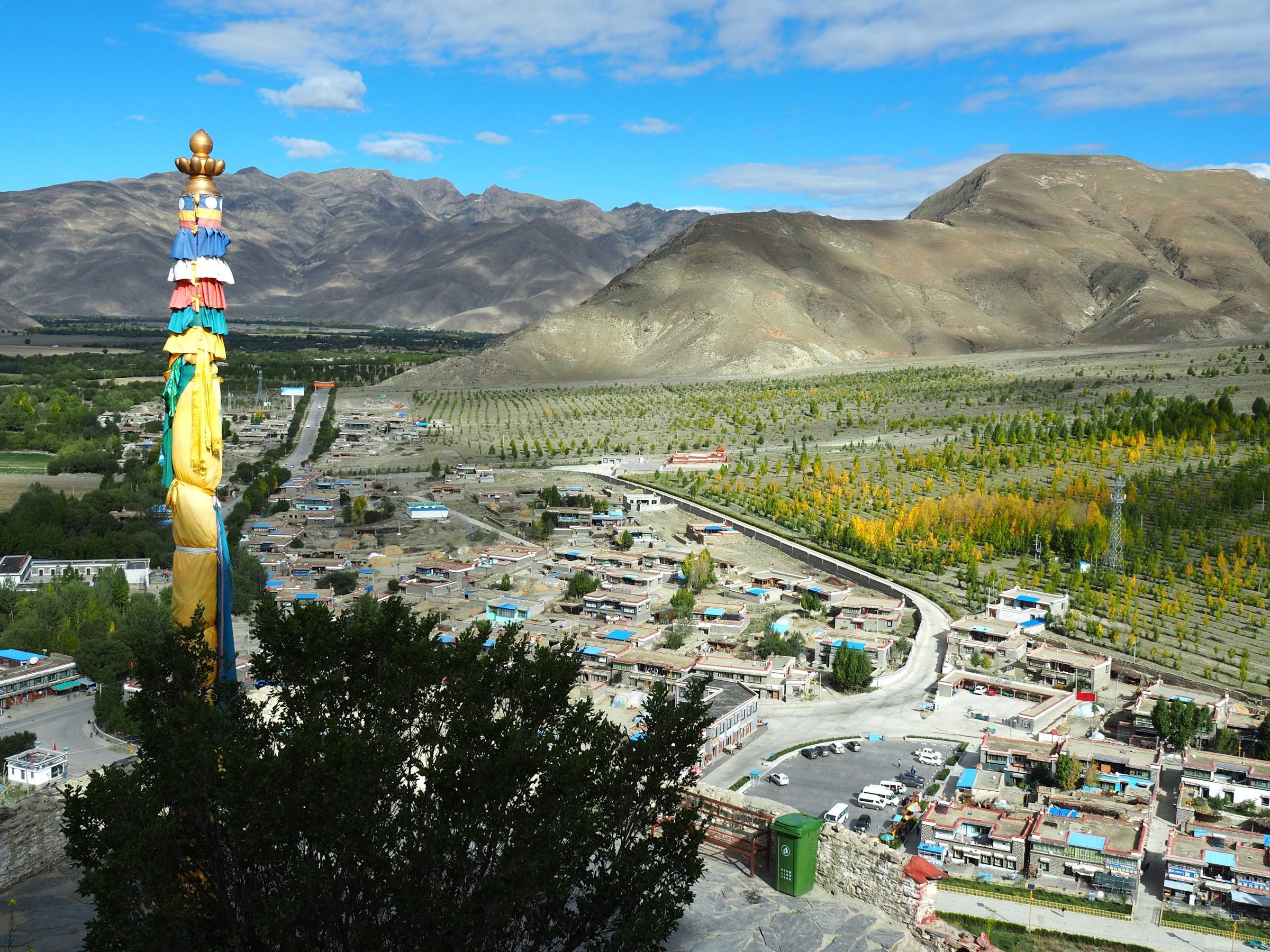 The valley on the road back to Lhasa