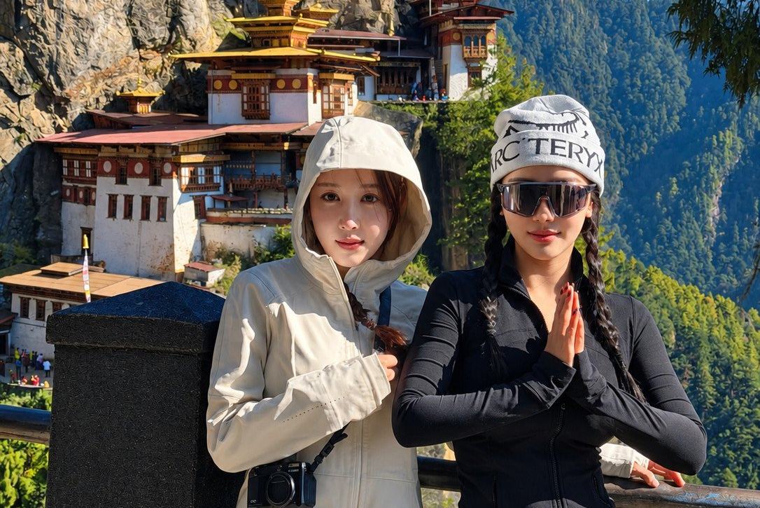 Travellers at the viewpoint facing the monastery