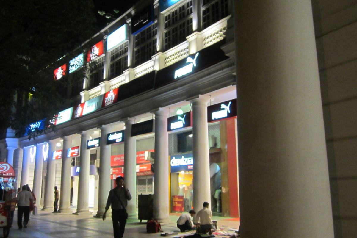 Delhi - the colonnade at Connaught Place