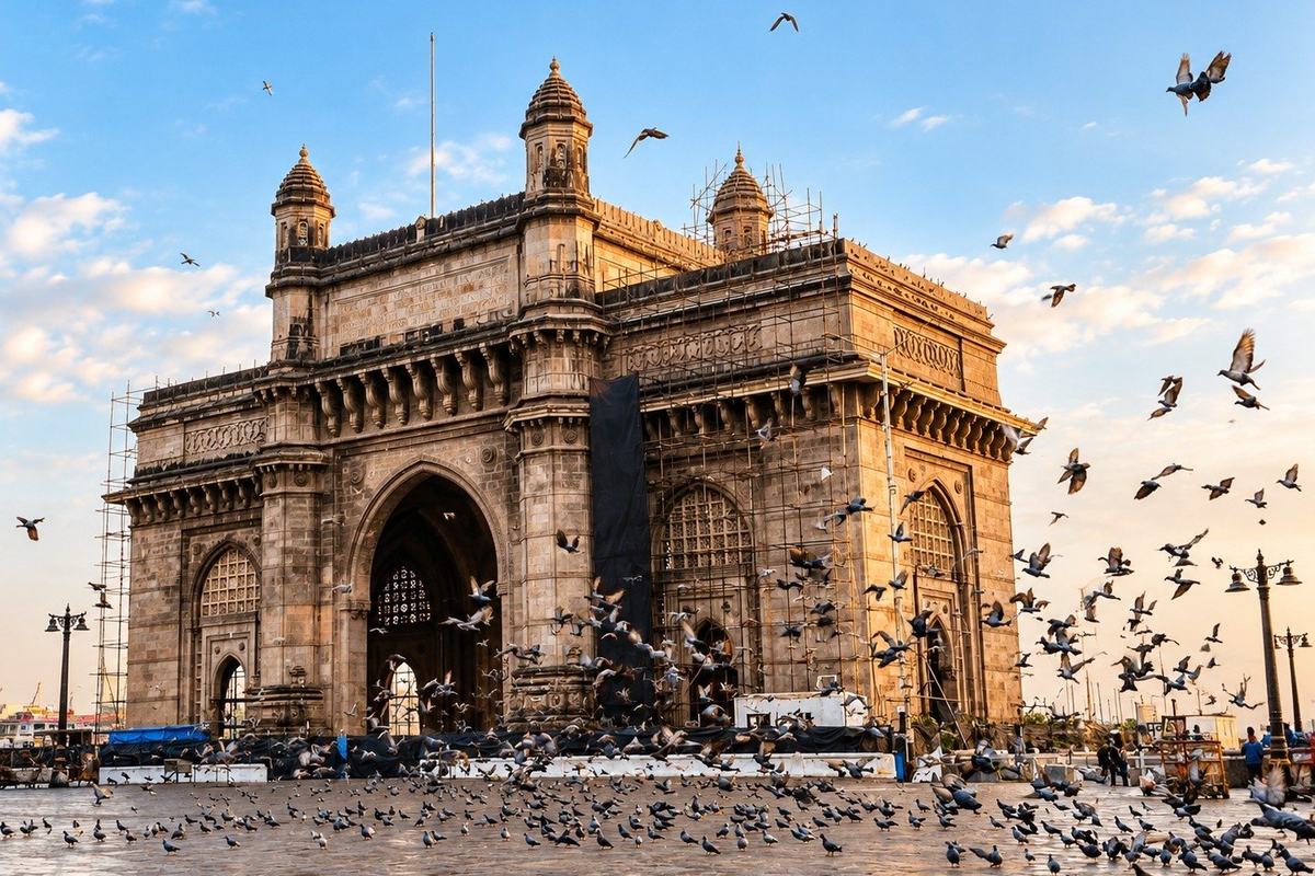 Gateway of India with pigeons