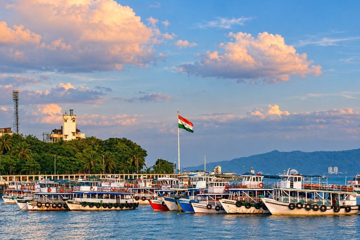 Harbour boats and the Indian flag, Mumbai, India