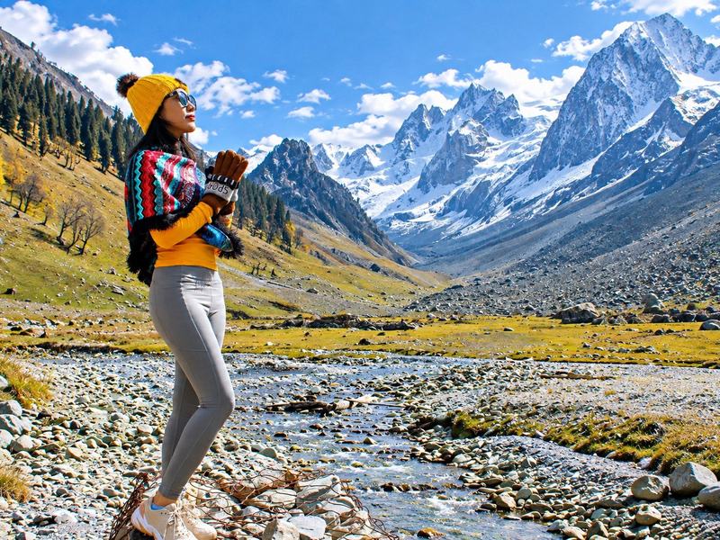 Take the Gulmarg gondola in two stages, from a meadow at 2,650 m to 3,979 m on Apharwat.