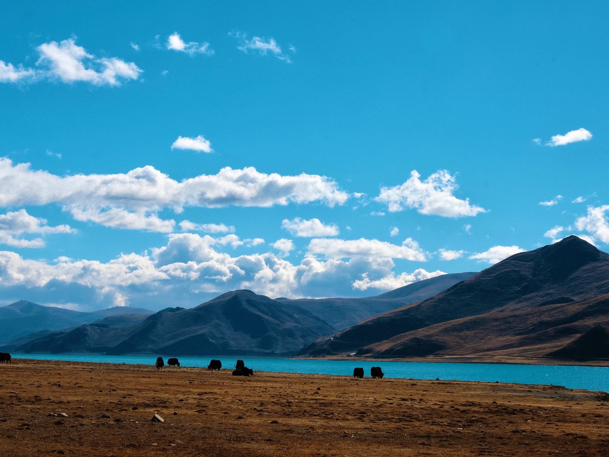 A turquoise lake on the road west