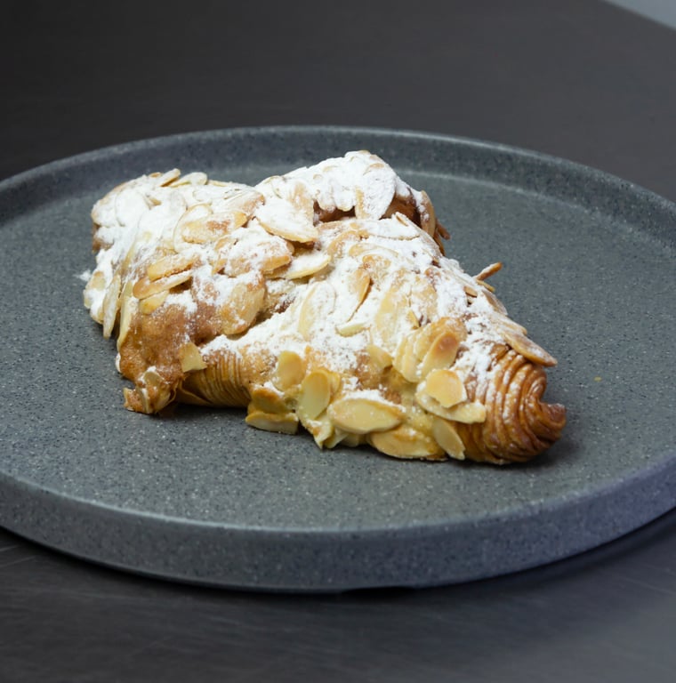 Croissant Almendrado - Image 1