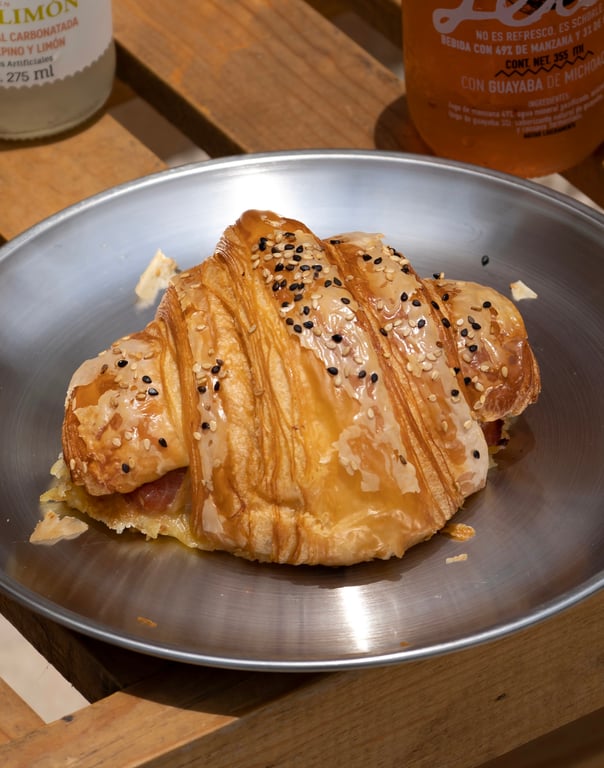 Croissant de Jamón - Image 1