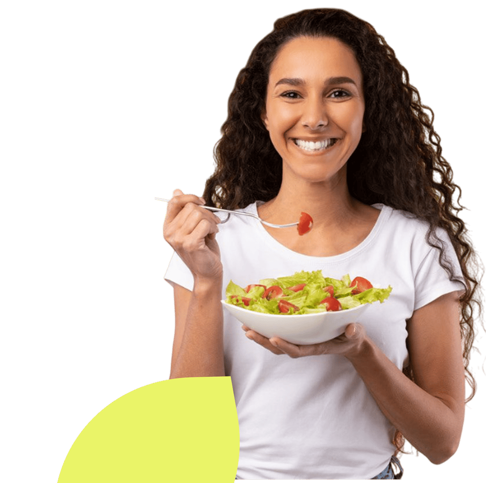 Modelo comendo refeição no Seu Nutri app