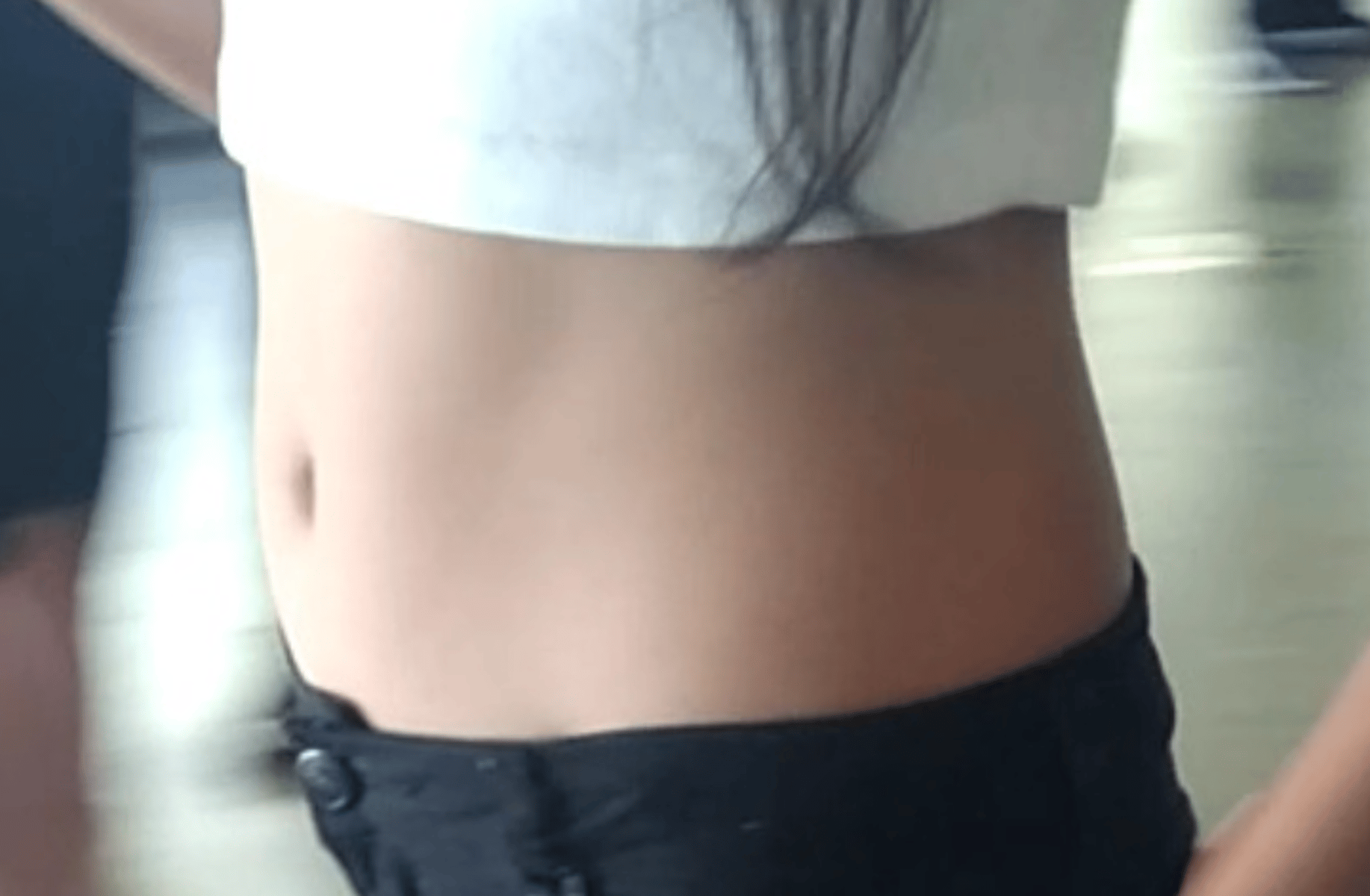 Garota de Barriga de Fora