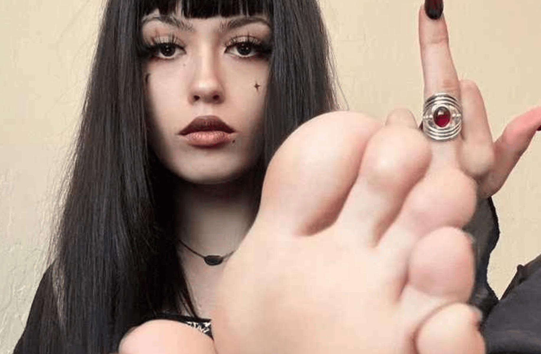Gabriela (goth feet girl)